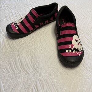 Airwalk Women;s Black & Pink Skull Slip On Sneakers. Size 11